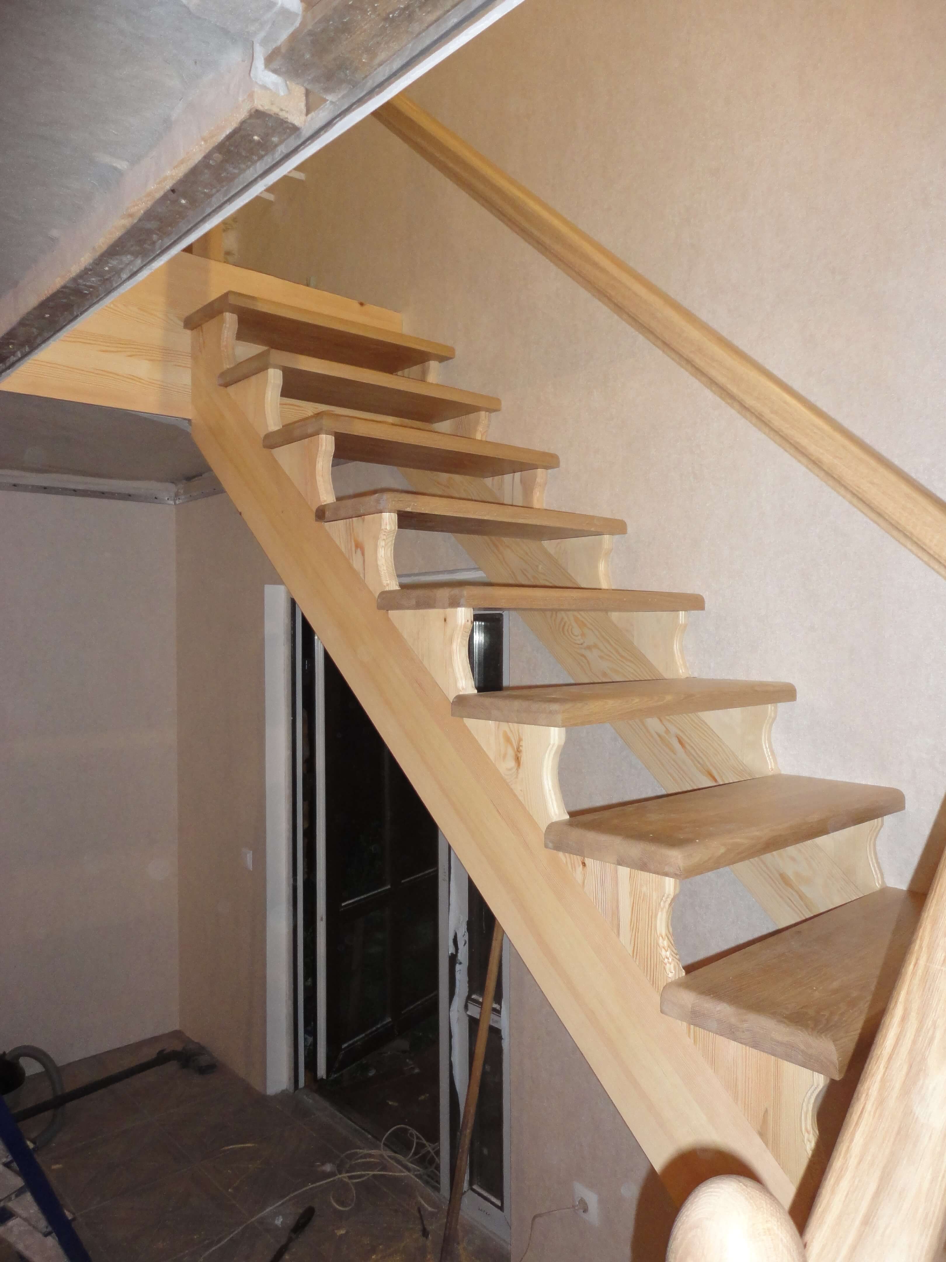 Лестница комбинированная из массива сосны и дуба