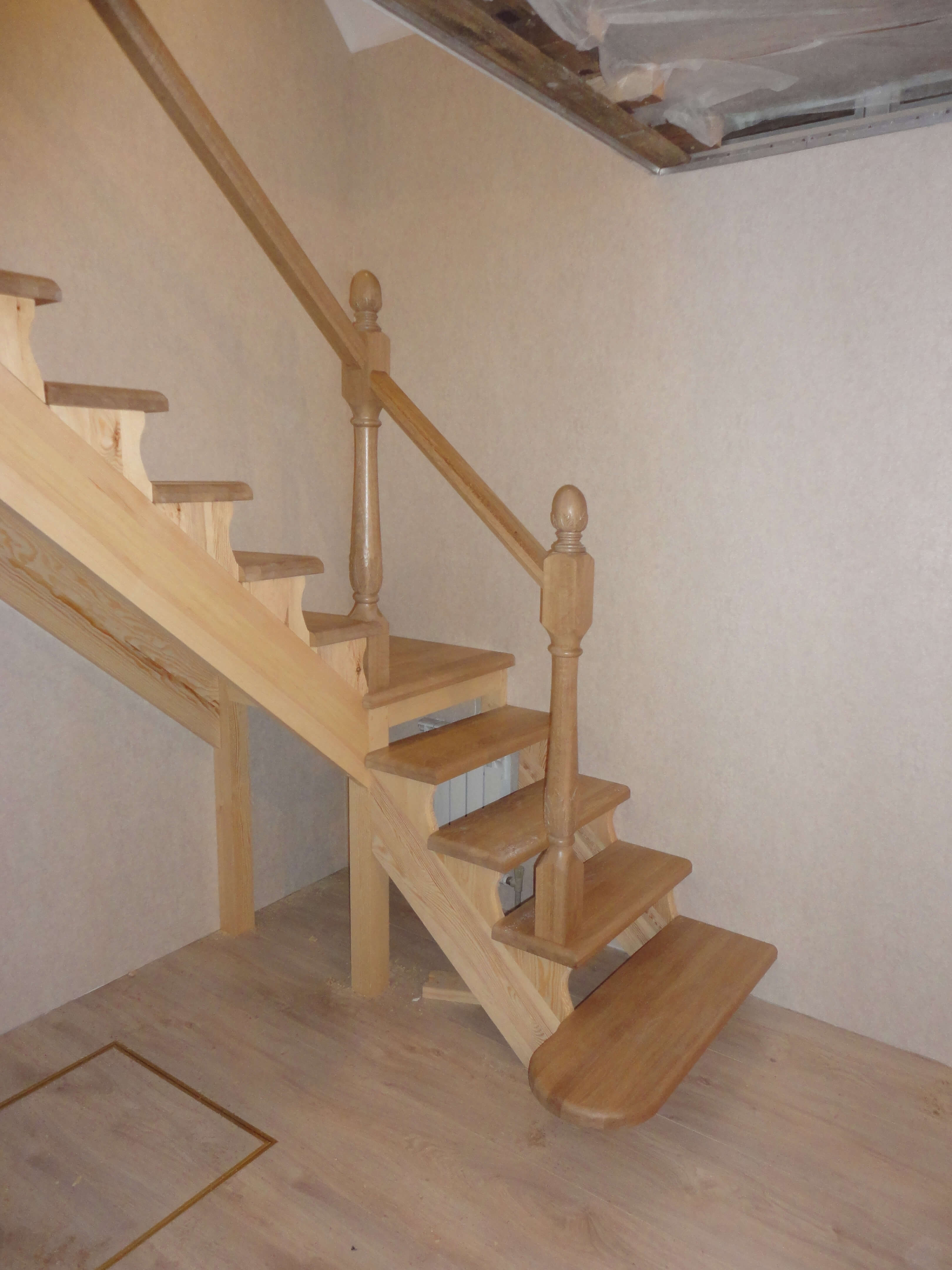 Лестница комбинированная из массива сосны и дуба
