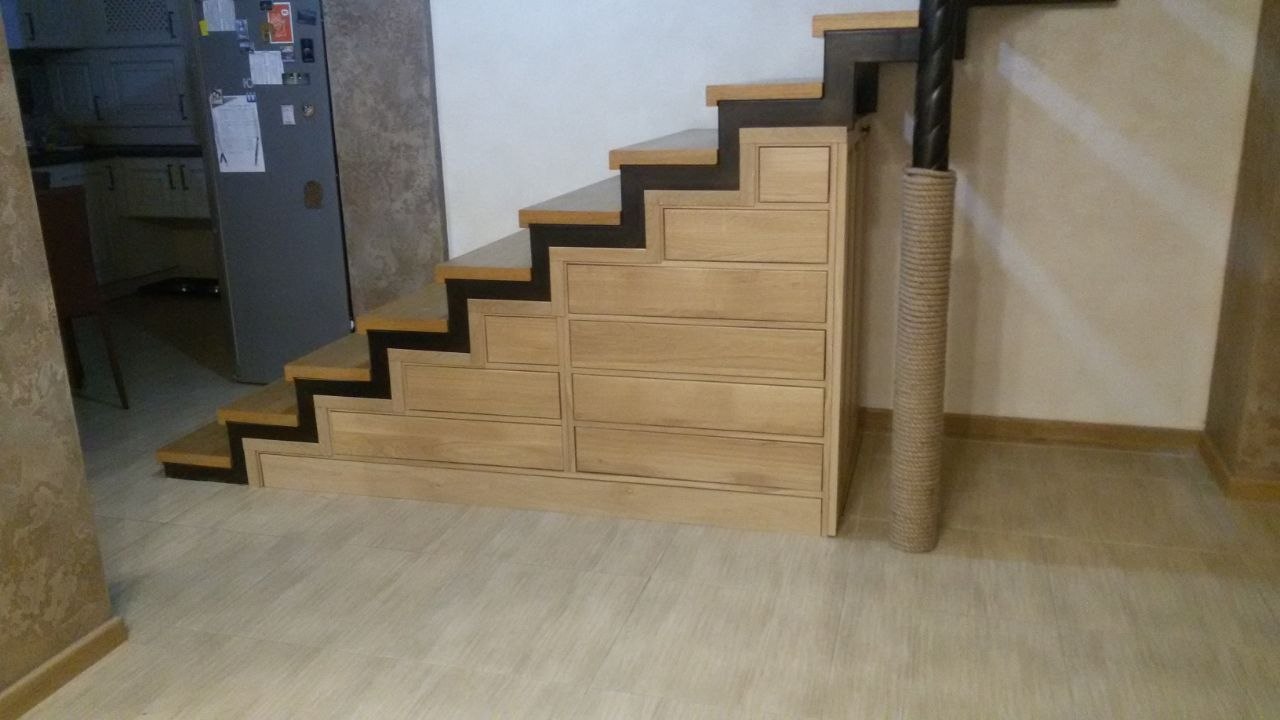 Лестница из дубового массива с комодом